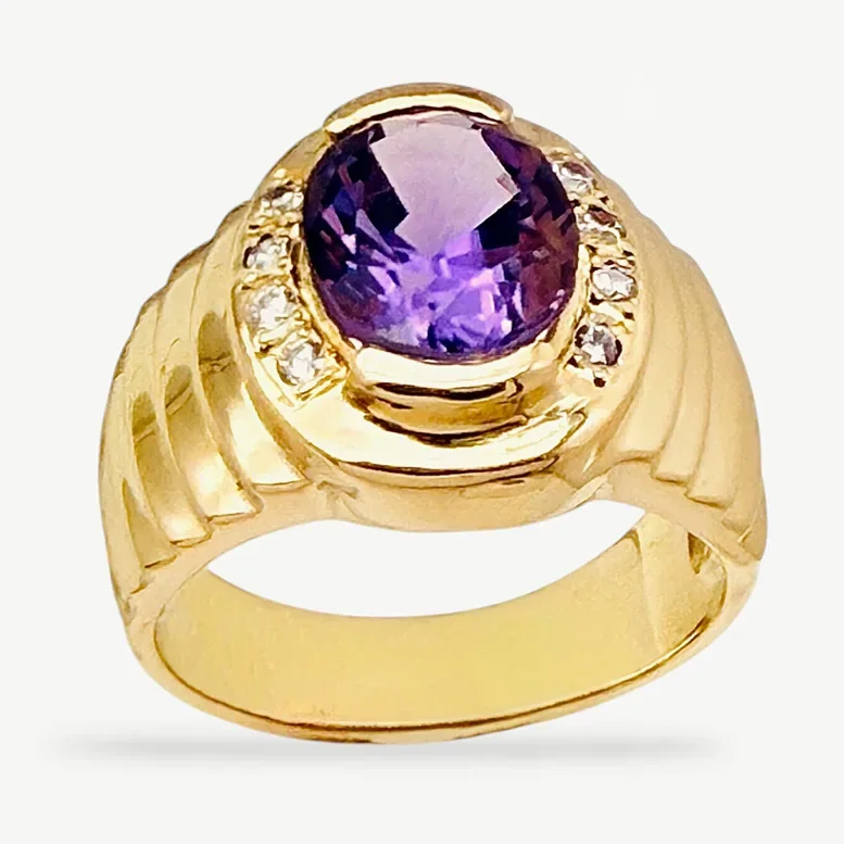 Anillo en oro 18k con amatista ovalada y diamantes laterales