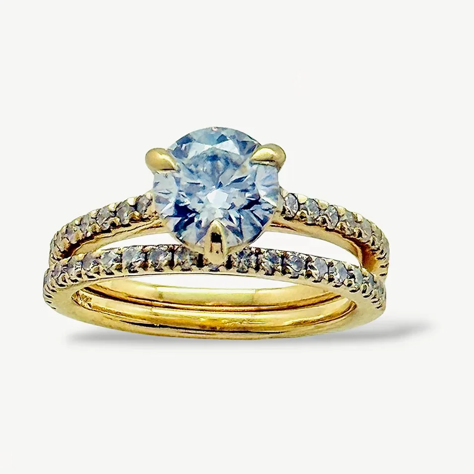 Anillo de compromiso pisargolla en oro 18k con piedra azul